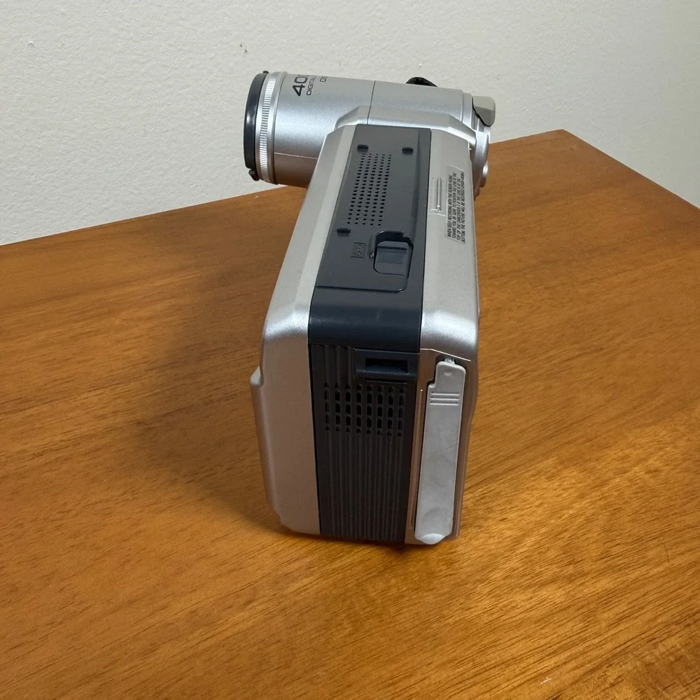 Sharp Viewcam VL-AH151 Hi8 Camcorder 400x Digital Zoom w/ Accessories No Battery